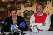 zufrieden mit der ersten Halbzeit: Festleiterin Dr. Gabriele Weishäupl und OB Christian Ude (Foto: Ingrid Grossmann)